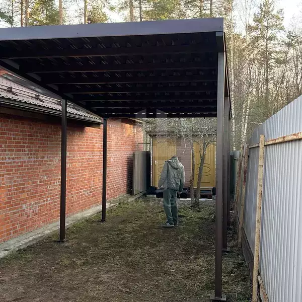 односкатный навес с кровлей из профлиста и торцевыми планками по всему периметру