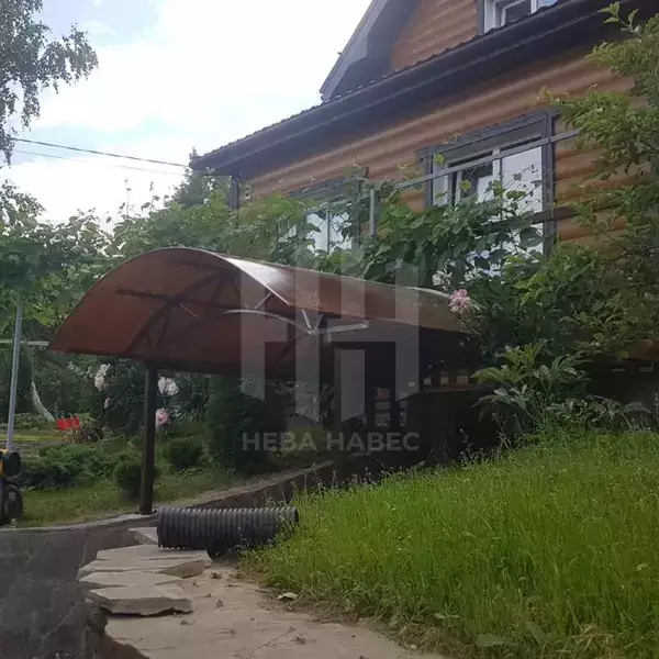 Арочный примыкающий навес для деревянного дома